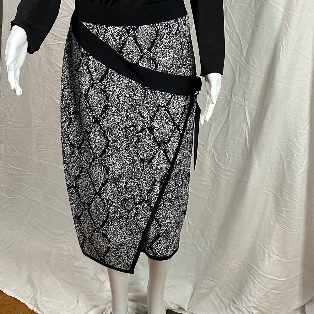 Black and white asymmetrical skirt with buckle and stretch